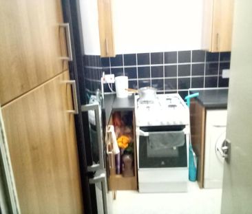 1 bedroom in a flat share to rent - Photo 4