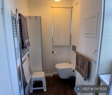 1 bedroom in a flat share to rent - Photo 4