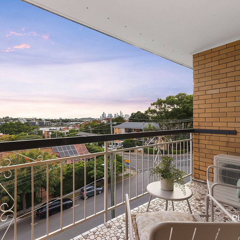 Fully Renovated Top-Floor Residence with Elevated Views, Footsteps from Racecourse Road - Photo 1