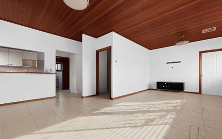Neat and tidy family home - Photo 3