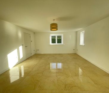 4 bedroom Detached House to let - Photo 4