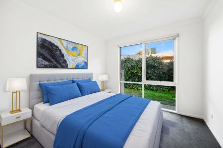 Newly Re-Carpeted 2 Bedroom, 2 Living, With Secure Double Garage Townhouse - Photo 5