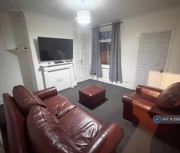 3 bedroom end of terrace house to rent - Photo 2