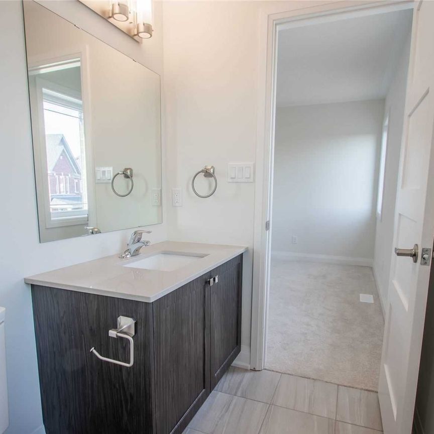 For Lease - 530 Askew Court Unit# Upper, Oshawa, Ontario - Photo 1