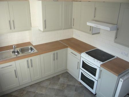 3 bedroom semi-detached house to rent - Photo 5