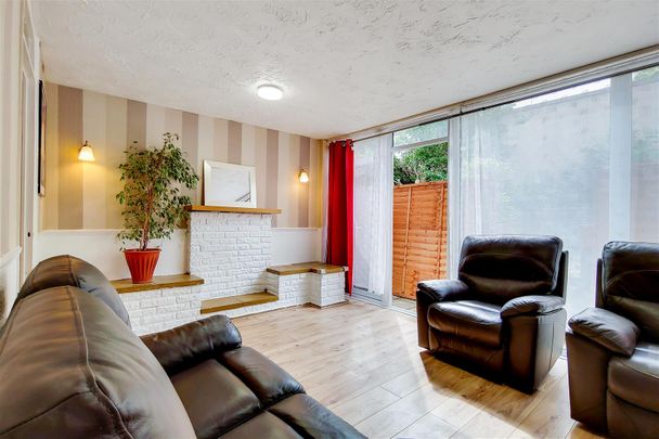 Terraced House To Let - Photo 1
