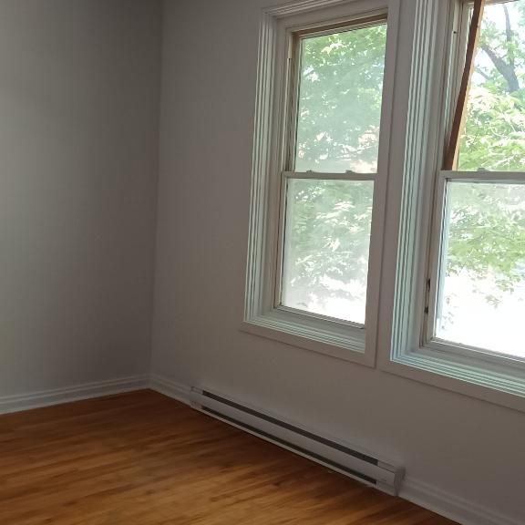 METRO PIE-1X GRAND 5 1/2 LIBRE +STATIONNEMENT - Photo 1