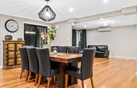 Spacious 5-Bedroom Family Home in a Prime Altona Meadows Location - Photo 4