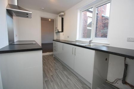 3 bedroom flat to rent - Photo 5