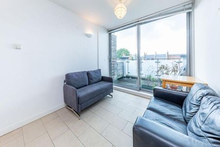 A beautiful Split level 1 bedroom with terrace in the heart of Angel - Photo 2