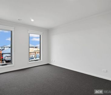 New Williams Landing Living! - Photo 1