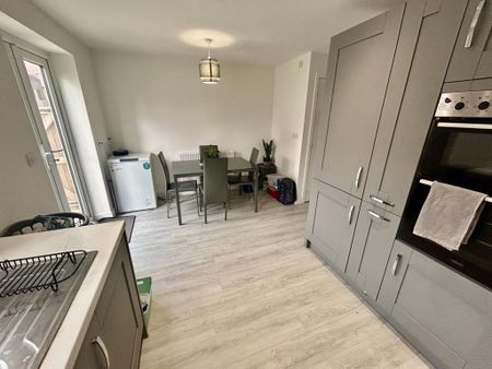 3 bedroom semi-detached house to rent - Photo 2