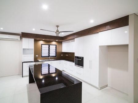 WOW! - 3 BATHROOM - 2 KITCHENS - EXECUTIVE HOME WITH SOLAR ! - Photo 4