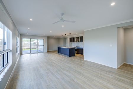 Beautiful Family Home - Photo 2