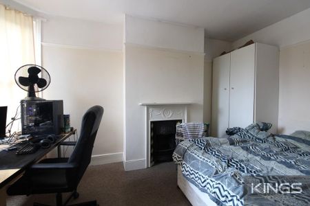 4 bedroom semi-detached house to rent - Photo 2