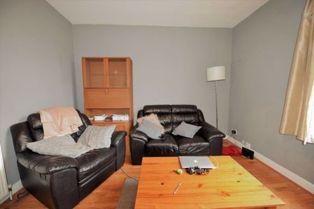 2 bedroom Flat in Harold Grove, Leeds - Photo 3