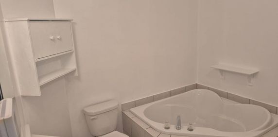 GRAND ET SUPERBE 4 1/2 Style Condo à LOUER au 1er juillet, avec Thermopompe neuve 2025. - Photo 2