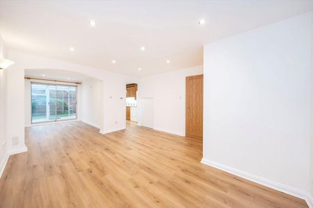 4 bedroom detached house to rent - Photo 2