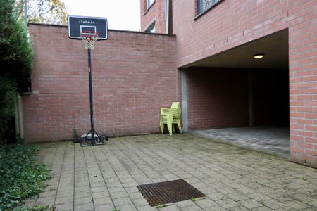 Appartement met 2 slaapkamers en autostaanplaats. - Photo 2