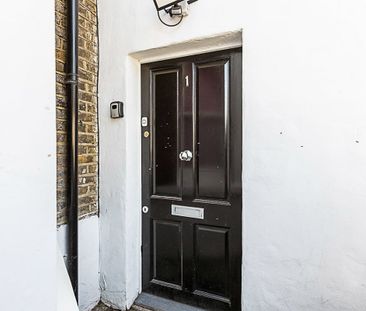 2 Bed Flat, St. John's Hill, SW11 - Photo 6