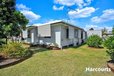 Charming Family Home on a Huge Block - Space, Comfort & Location! - Photo 4