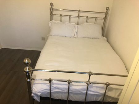 Room in a Shared House, Hurdlow Walk, M9 - Photo 4