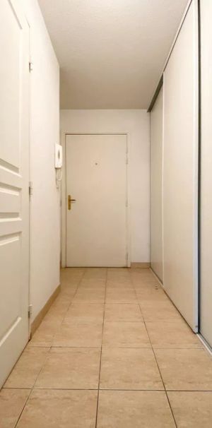 2 PIECES AVEC JARDIN ET PISCINE - Photo 1