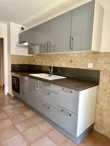 Location Appartement 2 pièces 47m² SANARY SUR MER 83110 - Photo 3