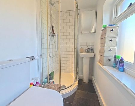 1 bedroom in a house share to rent - Photo 5