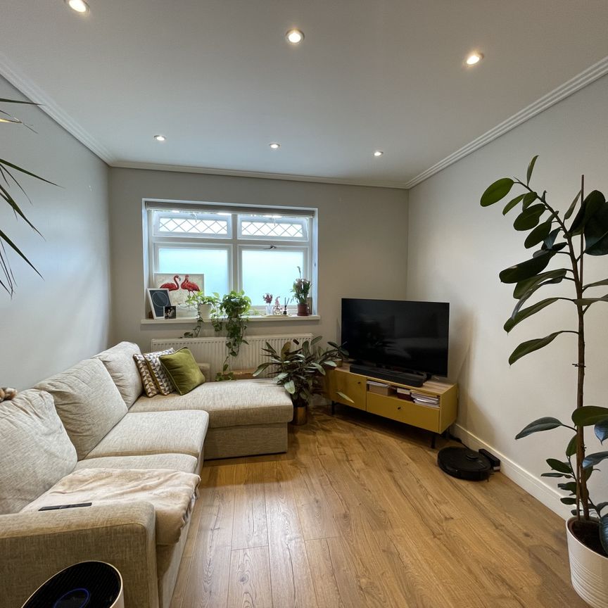 Acton, W3 (Flat) - Photo 1