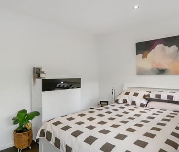 Modern Townhouse - Photo 2