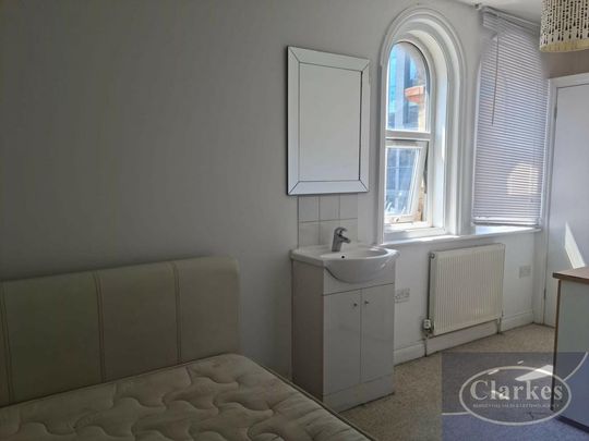 6 bedroom flat to rent - Photo 1