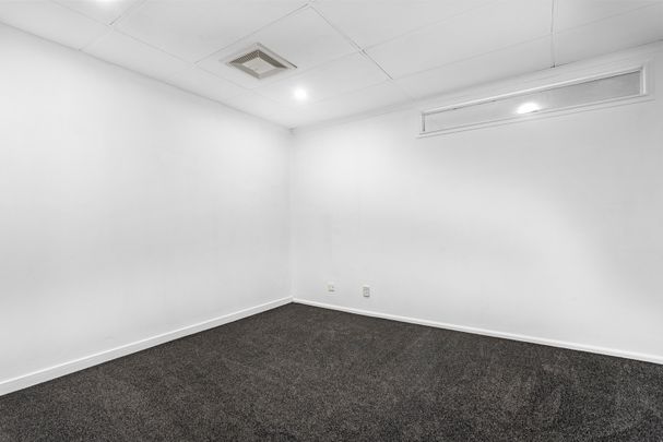 Large 4 Bedroom Apartment – Close to Ara and Central City with Off-Street Parking - Photo 1
