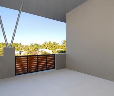 STUNNING 2 BED 2 BATH APARTMENT - Photo 1