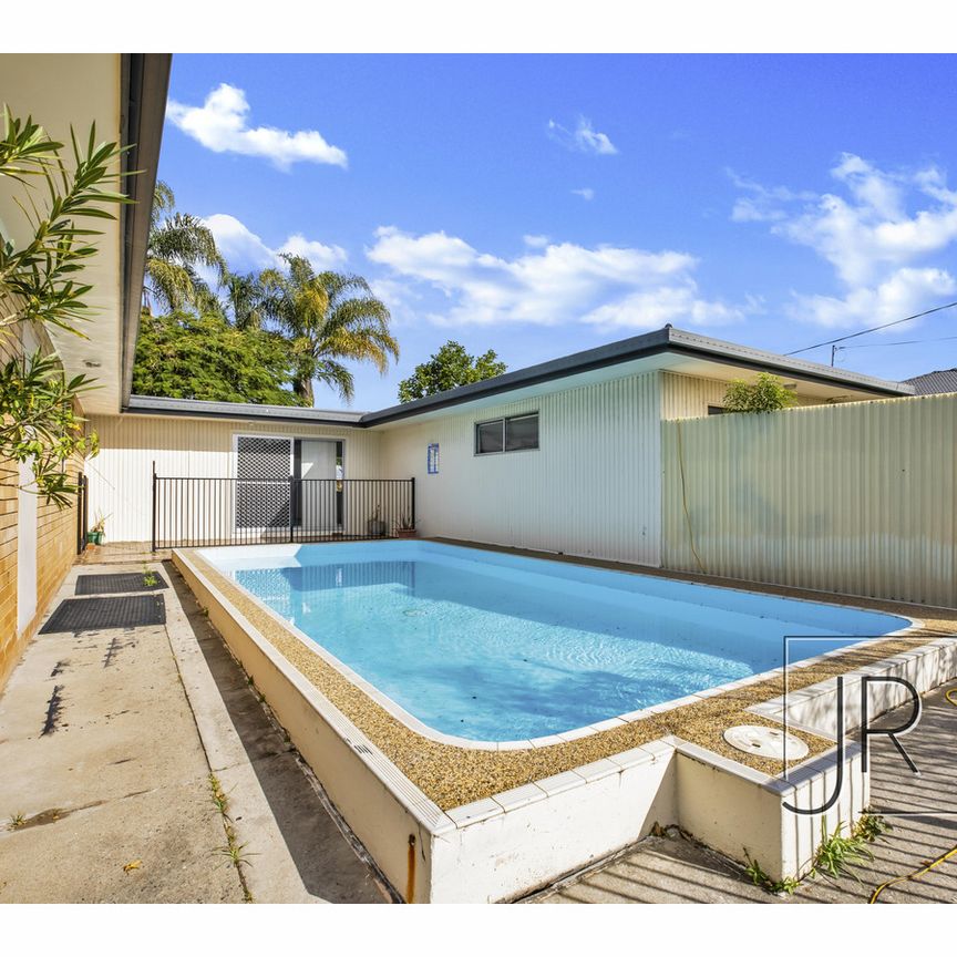 2 Ensenada Court, Broadbeach Waters QLD 4218 - House For Rent | Domain - Photo 1