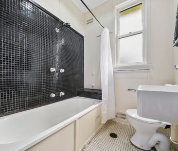 Charming 3-Bedroom House - Photo 5