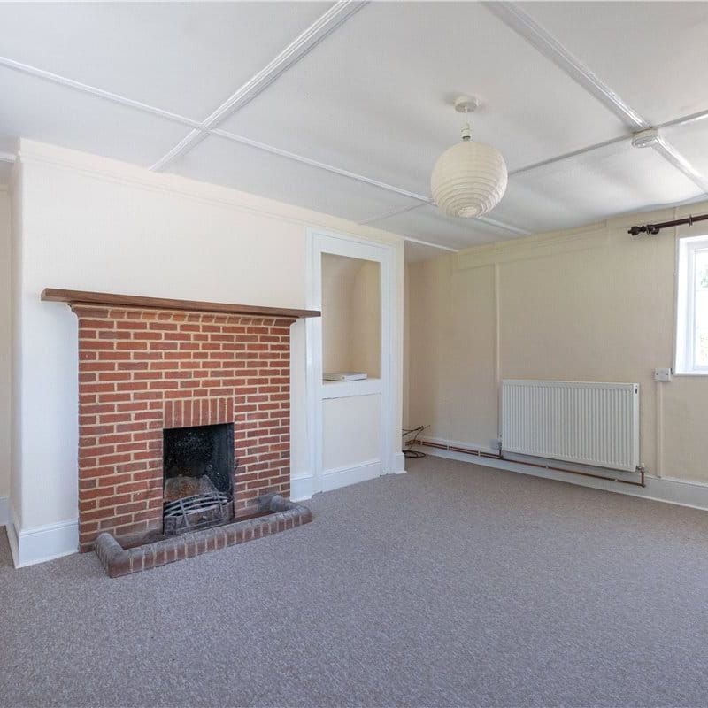 A charming three bedroom end of terrace thatched cottage with garden and parking. - Photo 1