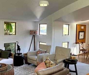 Bright, Modern & Roomy: Prime 4-Bedroom Townhouse - Photo 5
