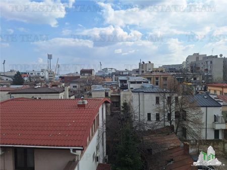 Imobil cu 14 camere S P 4 cu 6 locuri de parcare si boxe in - Fotografie 2