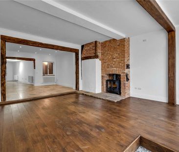 A beautiful period house in the heart of Odiham with modernised bat... - Photo 2