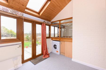 4 bedroom semi-detached house to rent - Photo 2