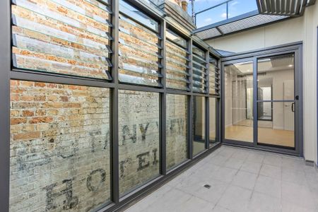 MODERN 2 BEDROOM - GREAT LOCATION - Photo 5