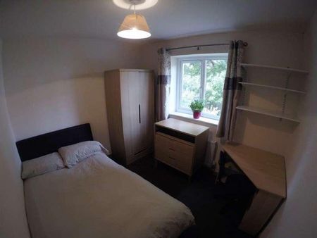 Dunkirk: Beeston Road - Bedroom Modern Student Property, NG7 - Photo 3