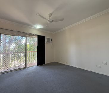 2 BEDROOM TOWNHOUSE IN CENTRAL LOCATION + TRANQUIL COURTYARD! - Photo 2