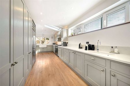 A fabulous 4 bedroom family home finished to a high standard throughout - Photo 4