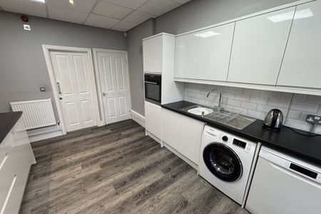 High Street - Photo 4