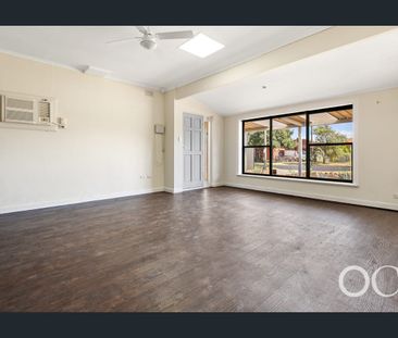 Open the door to easy living by the coast - Photo 2