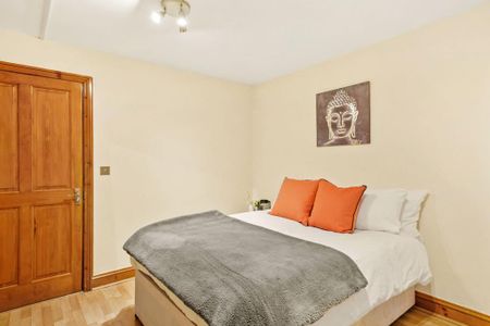 1 bedroom in a house share to rent - Photo 2