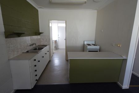 Charming 1 Bedroom Unit in Prime Location - Photo 5