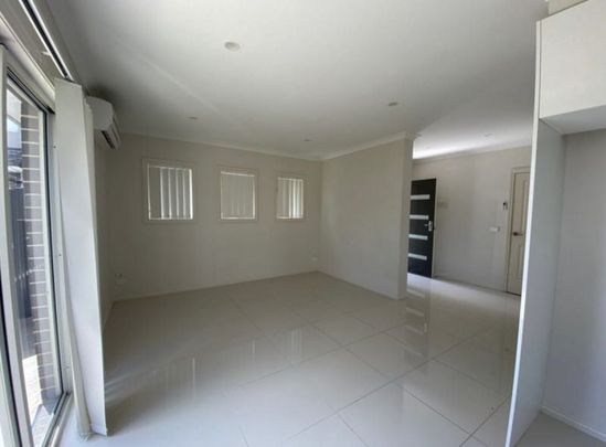 Charming Townhouse in Meadow Heights! - Photo 1